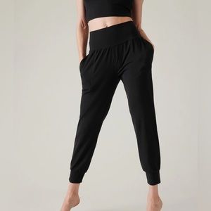 Women’s black Athleta Salutation Joggers